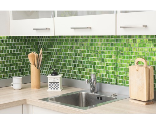 Scenă de bucătărie cu plăci de mozaic verzi, chiuvetă și blat