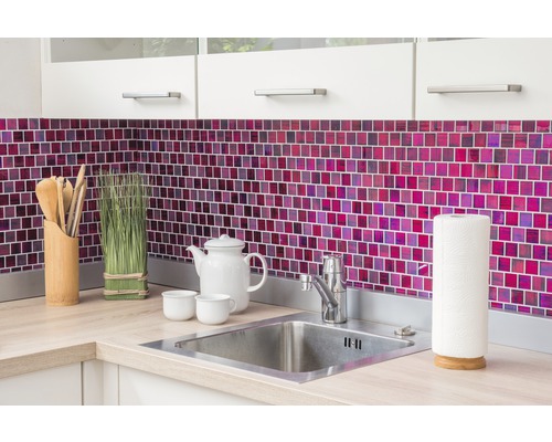 Chiuvetă de bucătărie cu robinet în fața plăcilor de mozaic