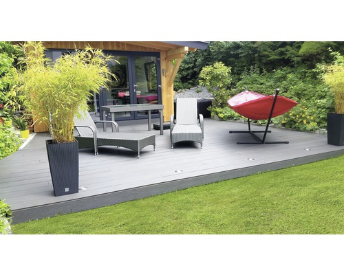 Terasa cu scânduri de terasă, mobilier de grădină, hamac și bambus