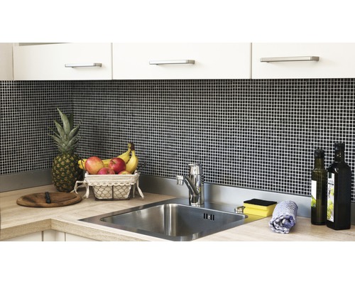 Chiuvetă de bucătărie cu robinet, faianță mozaic și ustensile de bucătărie