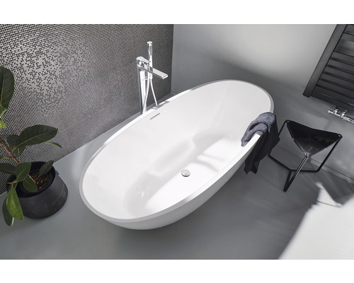 Baie modernă cu cadă independentă, baterie și suport pentru prosoape