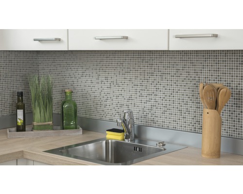 Scenă de bucătărie cu chiuvetă, robinet, plăci de mozaic și ustensile de bucătărie