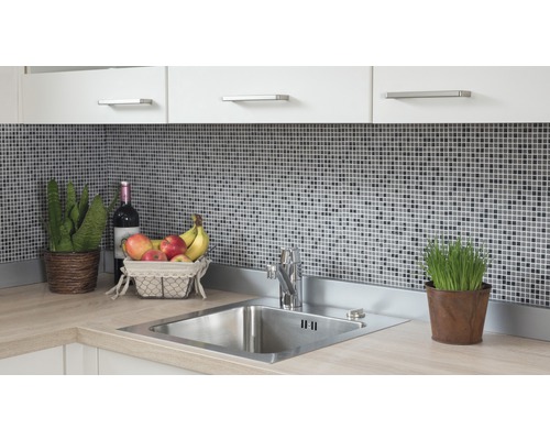 Chiuvetă de bucătărie cu robinet, plăci de mozaic, plante de interior și un coș cu fructe pe un blat de bucătărie