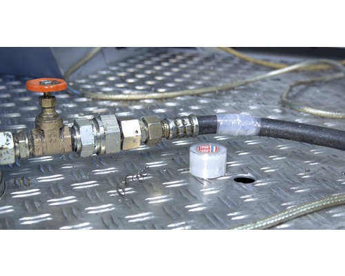 Robinete, furtun și bandă adezivă Tesa pe o suprafață metalică