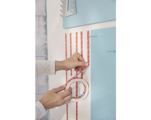 Aplicare bandă adezivă dublă pe un perete