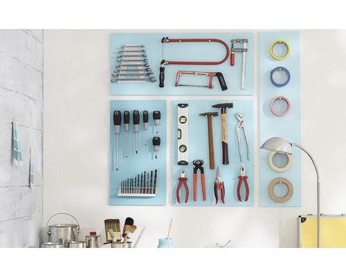 Panou de scule cu chei, fierăstraie, șurubelnițe, burghie, nivele cu bulă de aer, ciocane, clești și bandă adezivă