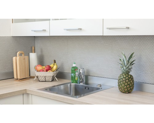 Scenă de bucătărie cu chiuvetă, robinet, tocătoare, rolă de hârtie, coș cu fructe și ananas