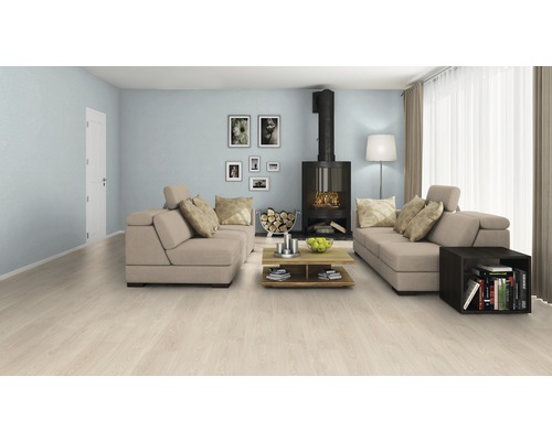 Living luminos cu podea laminată, canapea, șemineu și elemente decorative.