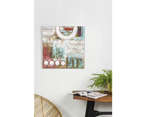 Pictură abstractă cu forme geometrice pe un perete