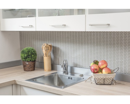 Chiuvetă de bucătărie cu robinet, accesorii din lemn și decorațiuni pe un blat de lucru deschis la culoare