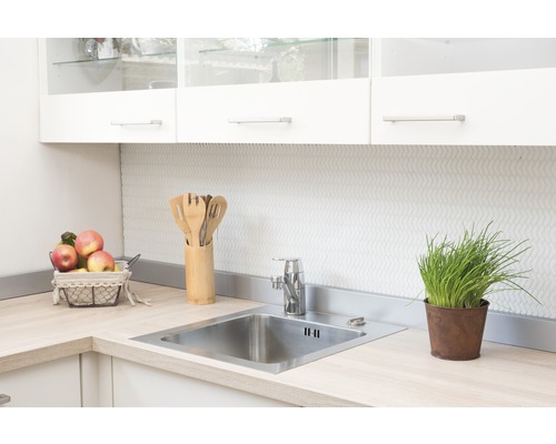 Chiuvetă de bucătărie cu robinet și ustensile pe un blat de lucru deschis