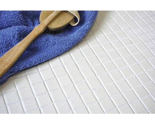 Faianță mozaic albă cu perie și prosop