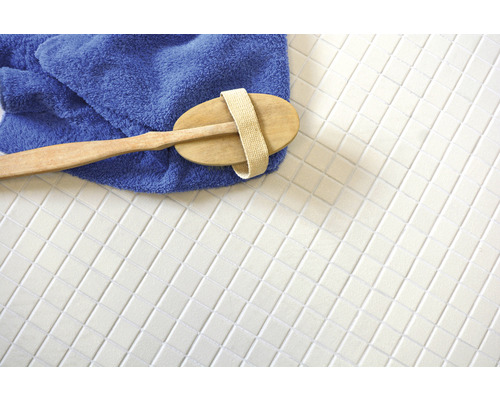 O perie, un prosop și plăci pe o suprafață.