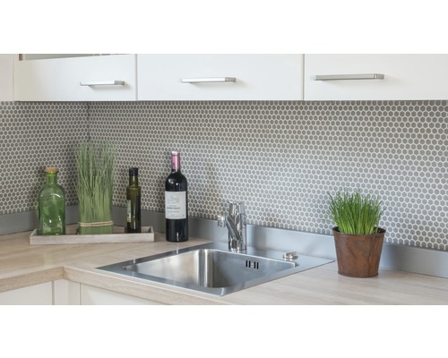 Chiuvetă de bucătărie cu robinet, decorațiuni și plăci de mozaic