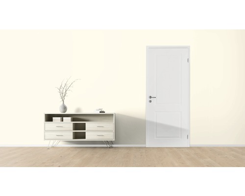 Scenă cu comodă, decorațiuni și ușă de interior într-o cameră luminoasă