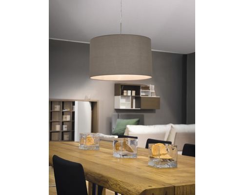 Sufragerie cu masă, scaune și corp de iluminat suspendat din material textil