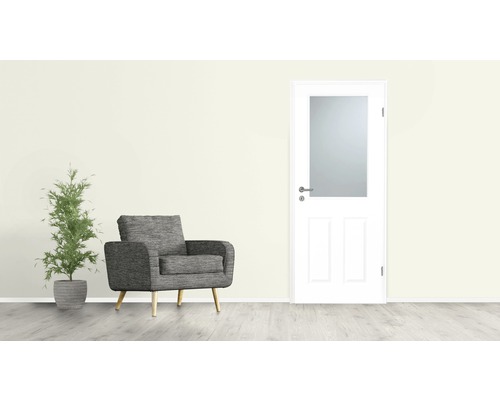 Cameră cu fotoliu, plantă în ghiveci și ușă de interior