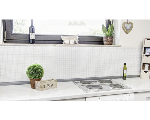 Scenă de bucătărie cu plită, faianță și decorațiuni