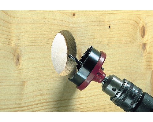 Freza carotieră găurește o scândură de lemn