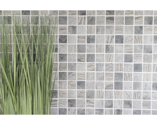 Plăci de mozaic pătrate cu aspect de lemn și plantă