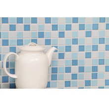 Ceainic ceramic pe un fundal de plăci de mozaic