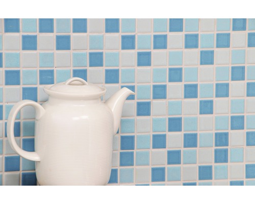 Ceainic ceramic pe un fundal de plăci de mozaic