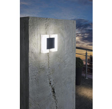 Lumină de perete exterioară pătrată pe un perete de beton
