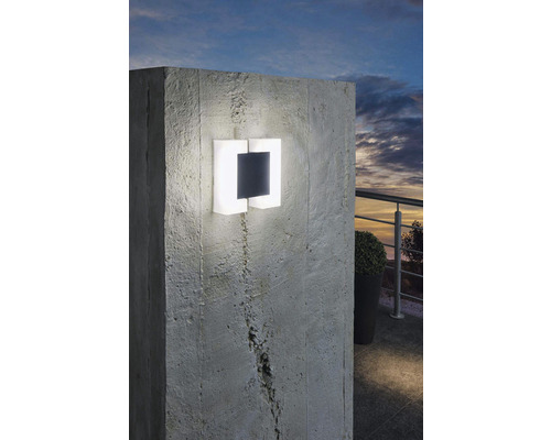 Lumină de perete exterioară pătrată pe un perete de beton