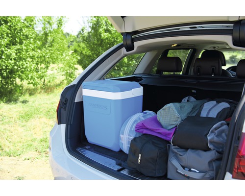 Ladă frigorifică și bagaje în portbagajul unei mașini