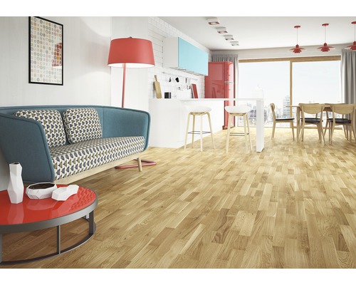 Cameră de zi luminoasă cu podea din lemn, canapea, masă și zonă de luat masa