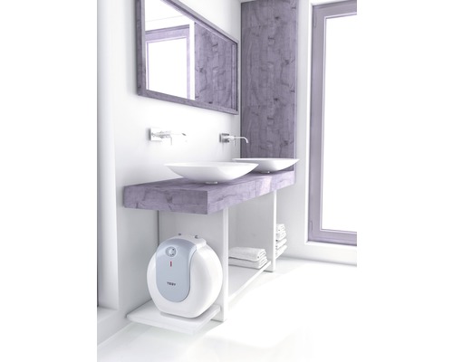 Baie modernă cu chiuvetă, oglindă și boiler