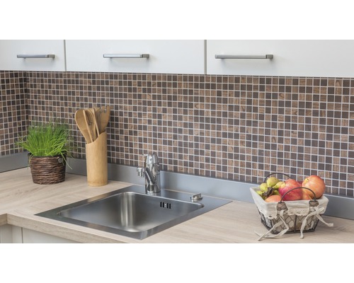 Chiuvetă de bucătărie cu baterie, decorațiuni și plăci de mozaic