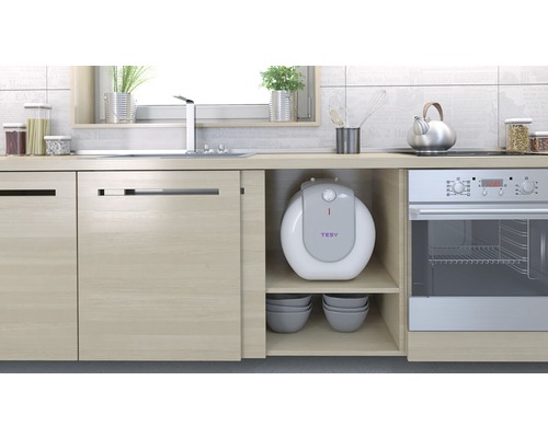 Bucătărie cu chiuvetă, aragaz și boiler sub chiuvetă