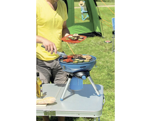 Grătar în funcțiune cu o persoană în grădină