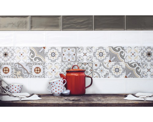 Plăci de perete în diferite modele deasupra unui blat de lucru