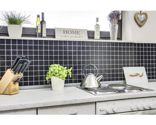 Scenă de bucătărie cu faianță, plită, ceainic și diverse ustensile de bucătărie