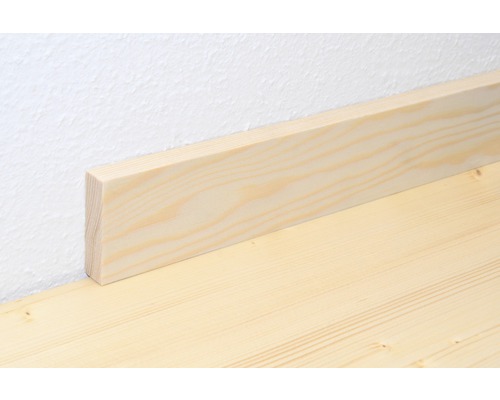 Plintă din lemn pe un perete