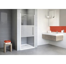 Baie modernă cu cabină de duș, chiuvetă și scaune