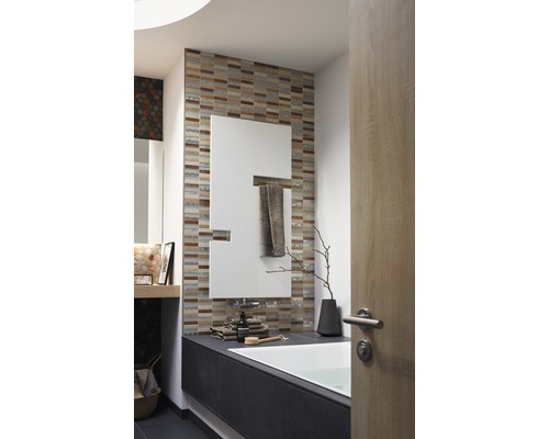 Baie cu cadă, oglindă, faianță și accesorii de baie pentru un ambient luminos și organizat.