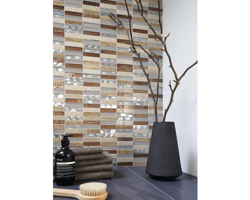 Scenă de baie cu gresie mozaic, prosoape, săpun și decorațiuni