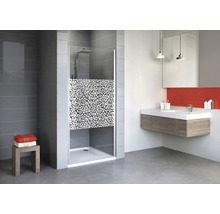 Baie modernă cu cabină de duș, dulap de lavoar și oglindă