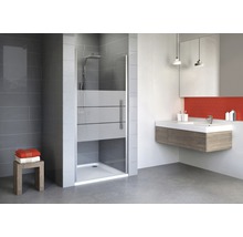 Baie modernă cu cabină de duș, lavoar și oglindă