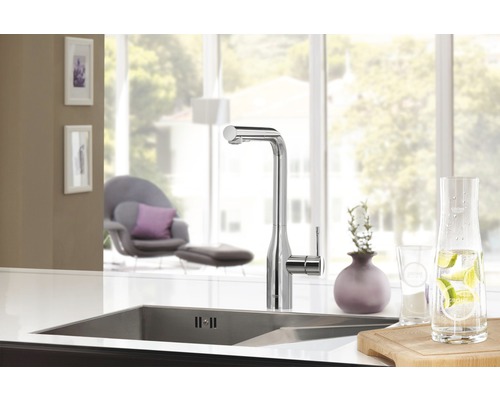 Scenă de bucătărie cu chiuvetă, robinet și accesorii