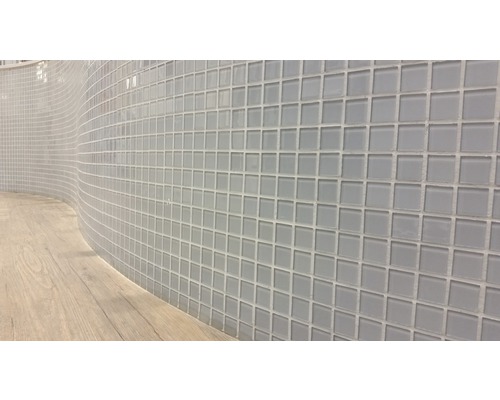 Decor de perete cu plăci de mozaic din sticlă