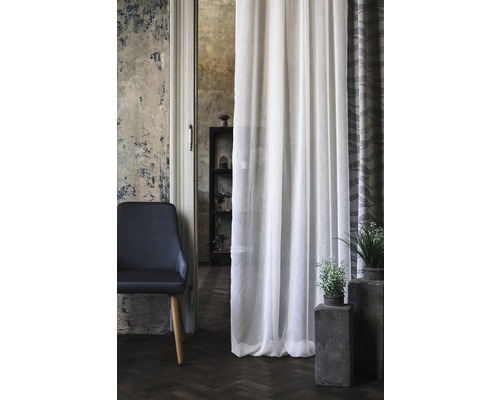 Scenă de interior cu scaun, rafturi, plante și o perdea albă