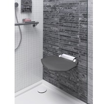 Cabină de duș cu scaun de duș rabatabil montat și bară de sprijin