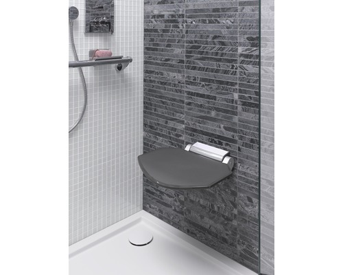 Cabină de duș cu scaun de duș rabatabil montat și bară de sprijin