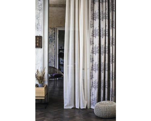 Interior cu perdele, fotoliu și măsuță laterală