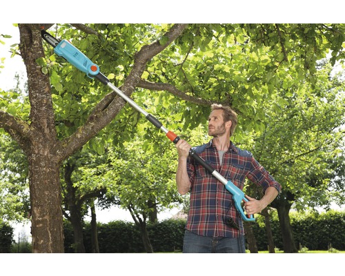 Un bărbat folosește un motoferăstrău cu lanț cu rază lungă de acțiune pentru a tăia un copac.