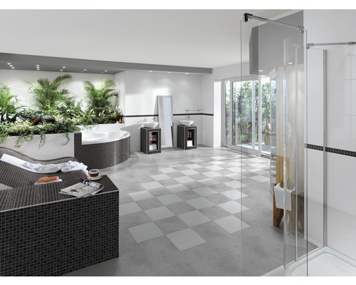 Baie spațioasă cu cadă, duș și chiuvete